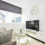 Apartament Compact & Convenient 1 Bed In *