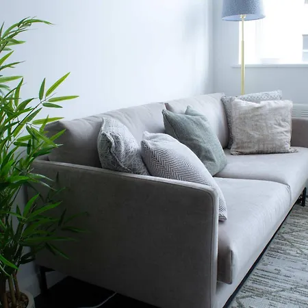 Compact & Convenient 1 Bed In Apartment