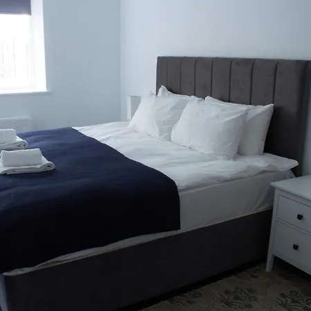 Compact & Convenient 1 Bed In Apartment *